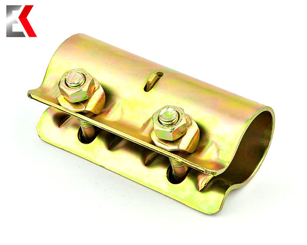 Coupleur d'échafaudage à manches pressées