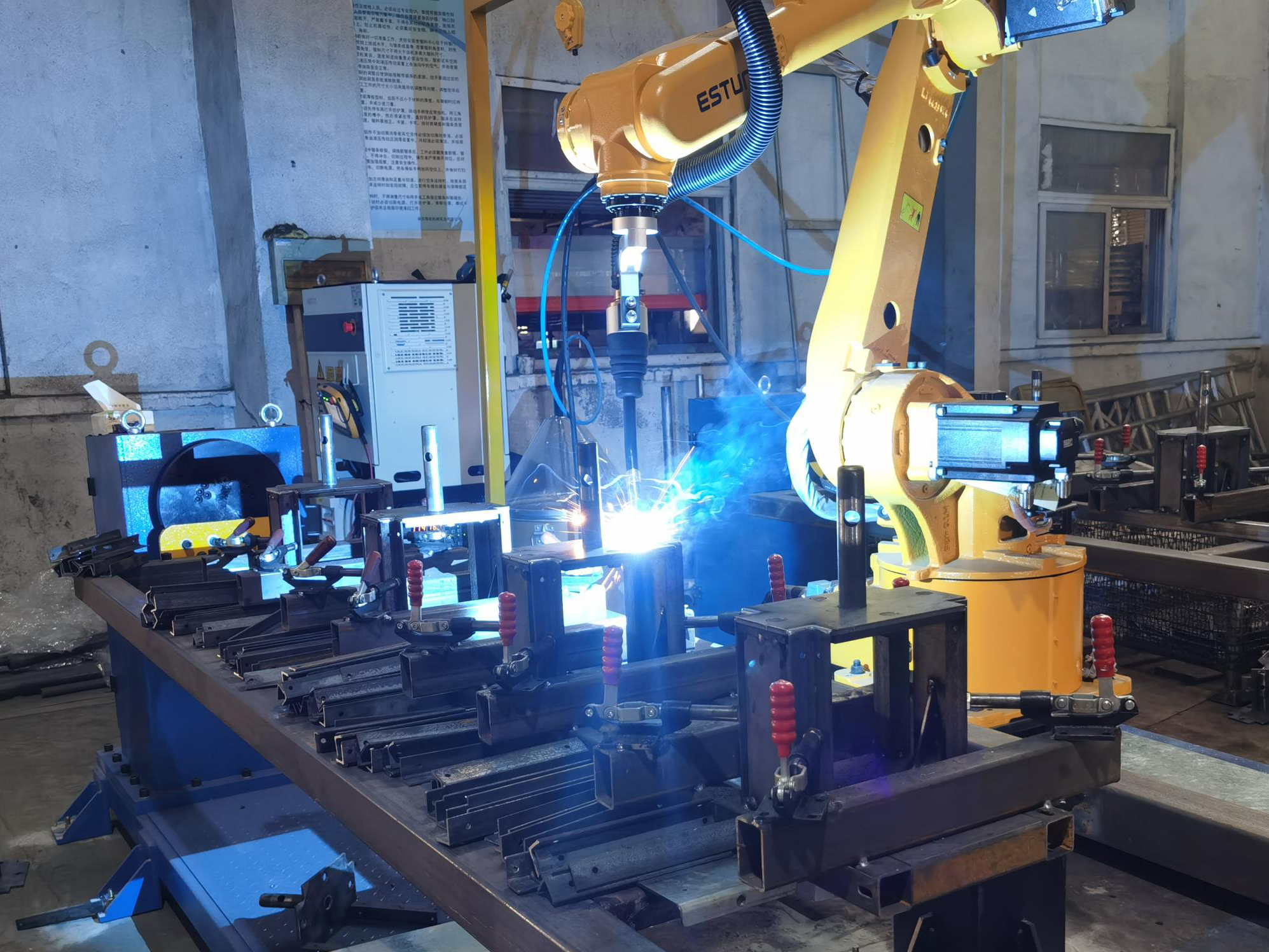 Qu'en est-il de la tête fixe en acier soudée par les robots?