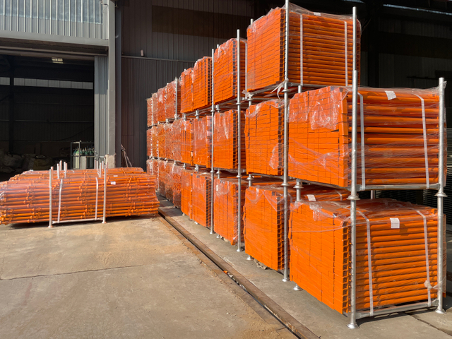 Transme d'&eacute;chafaudage peint en coulire