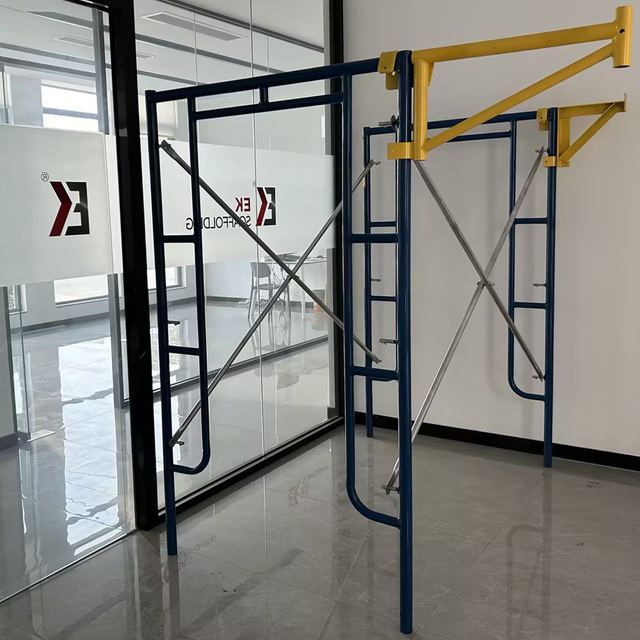 Traverser l'échafaudage