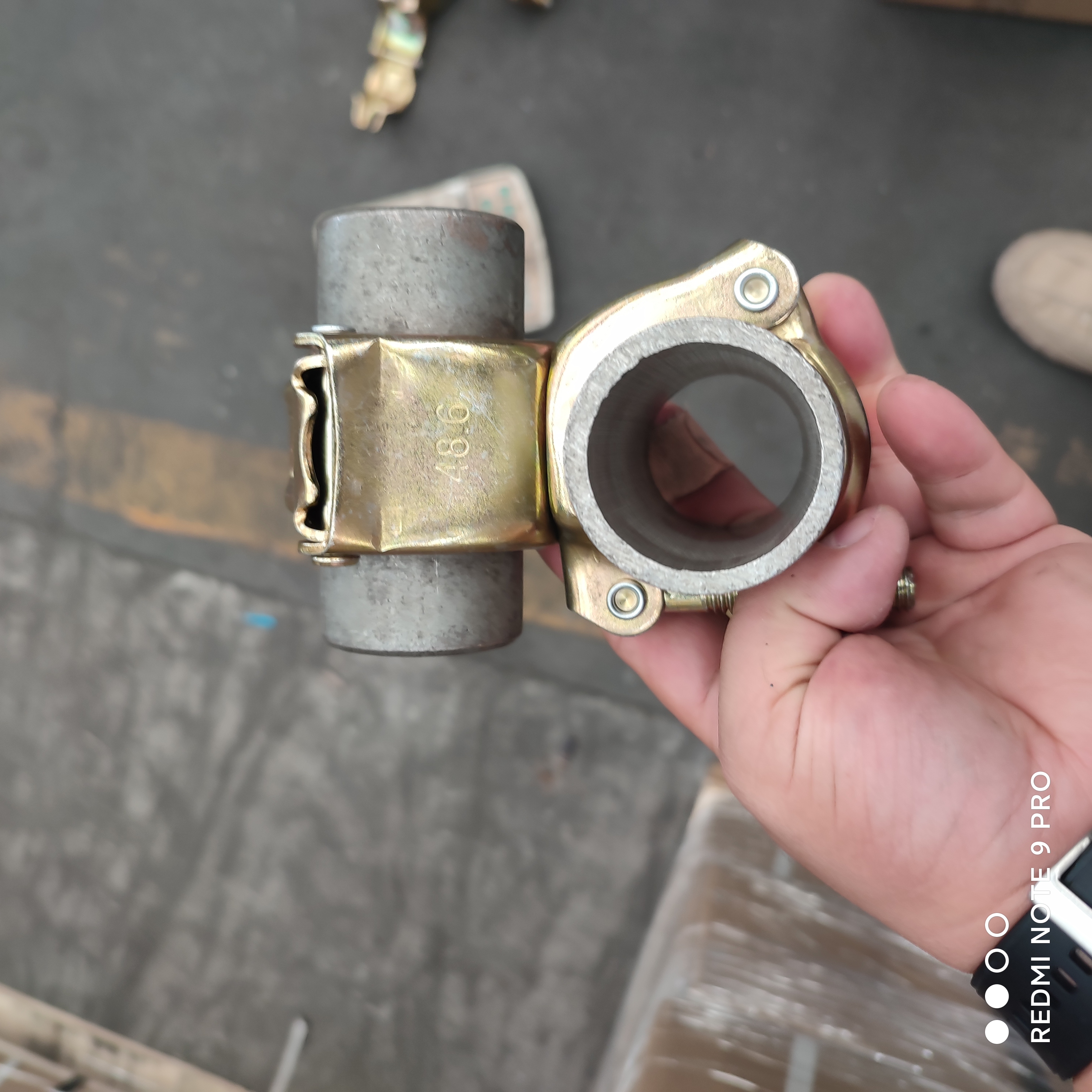 pivotant press&eacute;