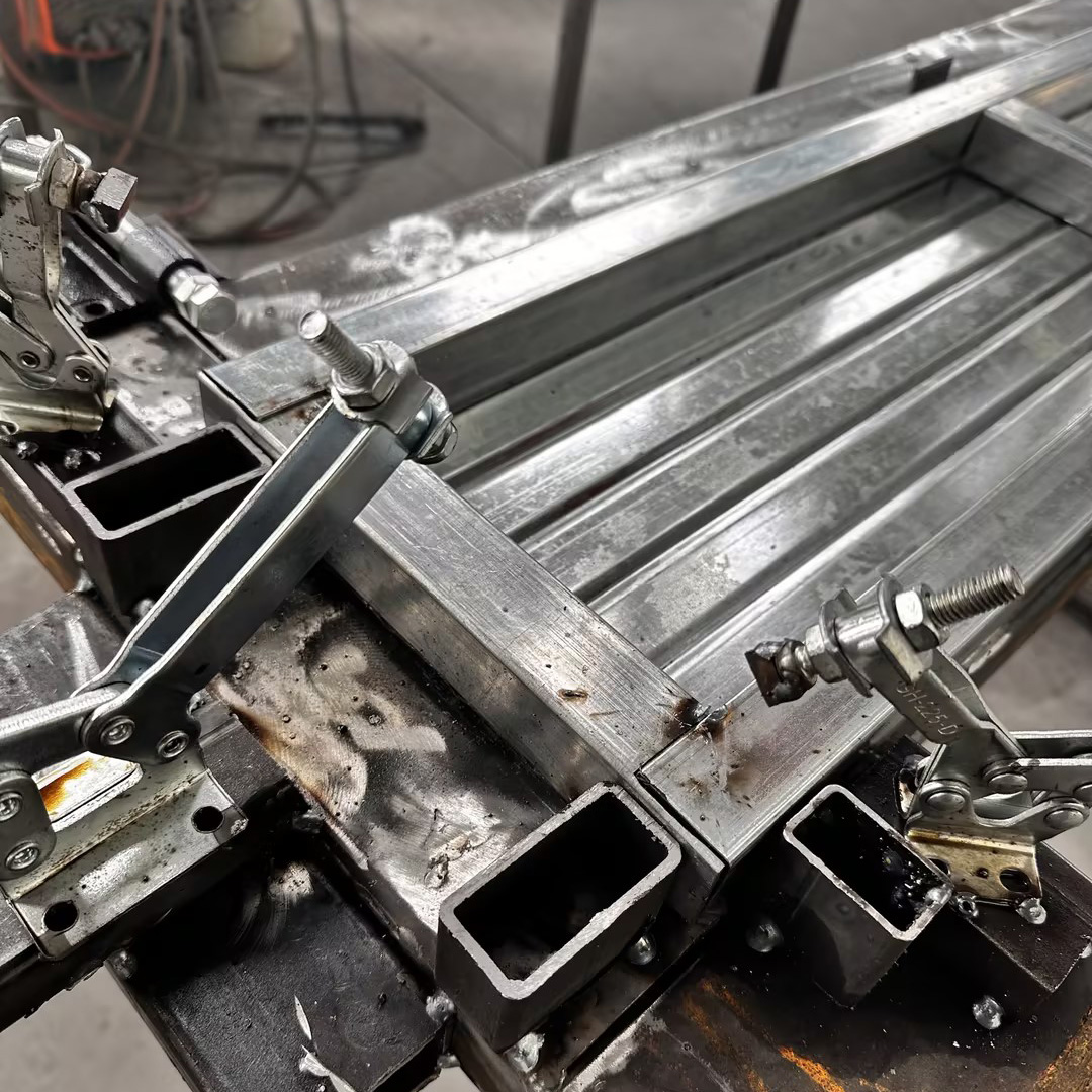 planche en acier ferm&eacute;