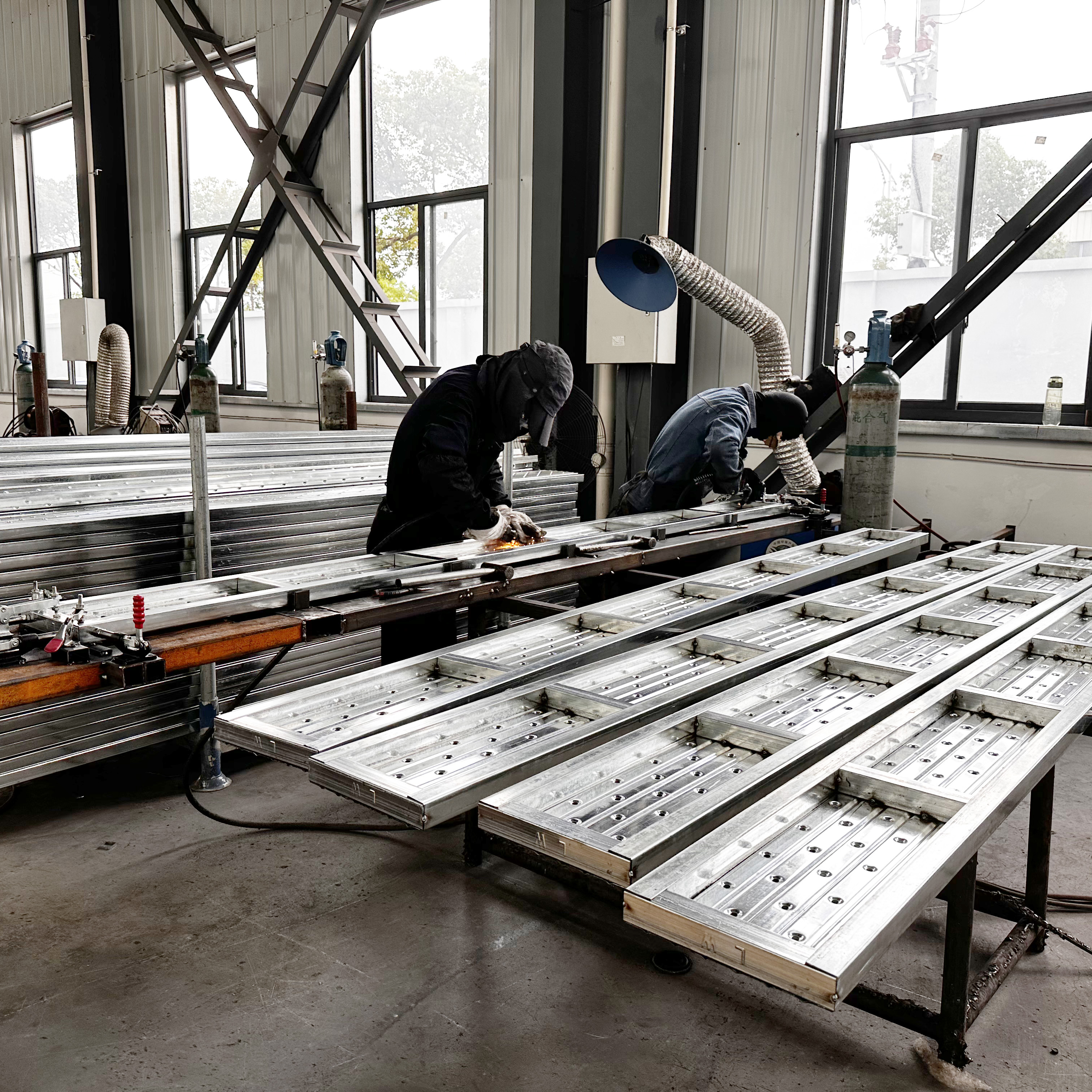 planche en acier ferm&eacute; 