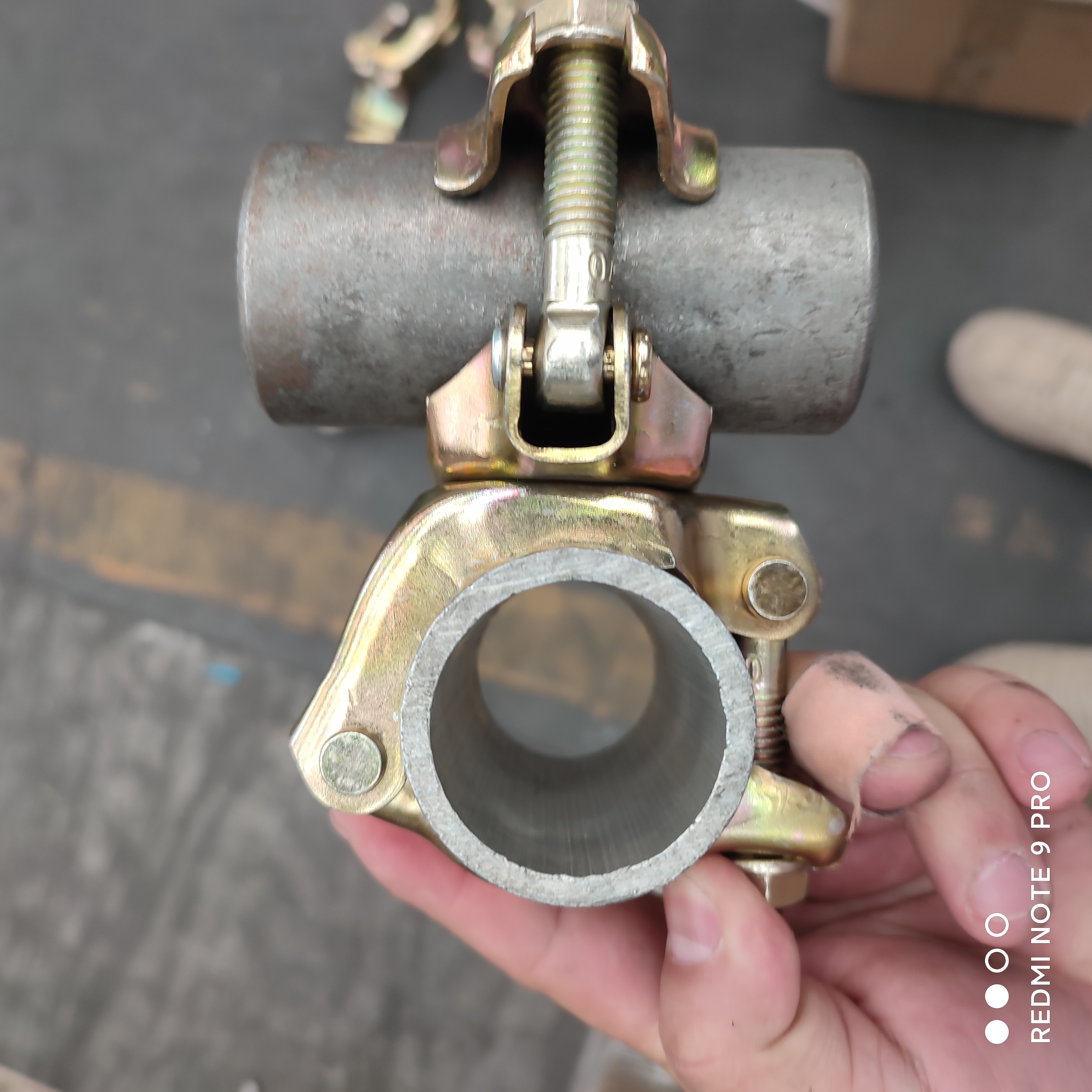 pivotant press&eacute;