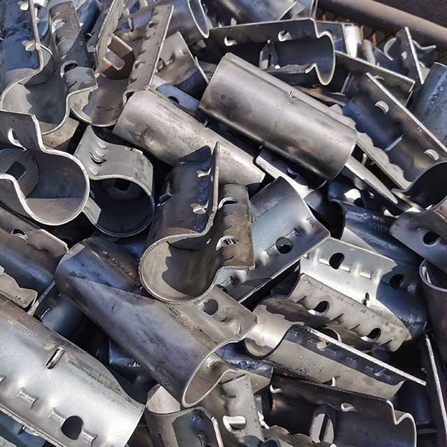 Accessoires d'échafaudage pour coupleur de manche à limotage pivotant pressé