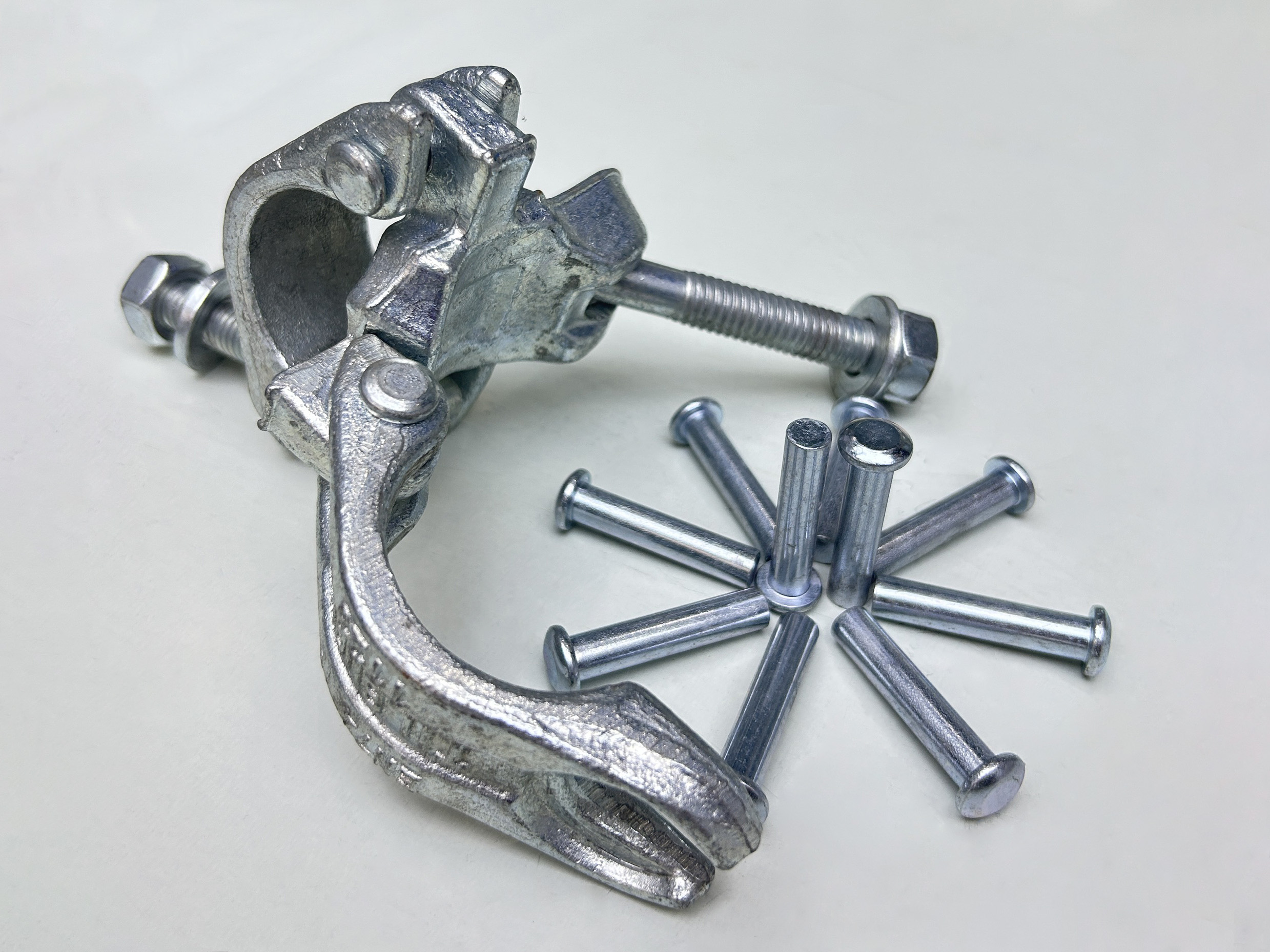 Rivet de base &agrave; double coupleur