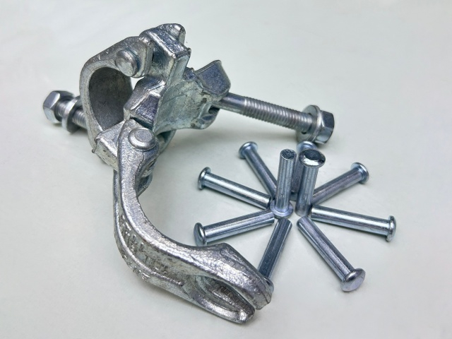 Rivet de base &agrave; double coupleur
