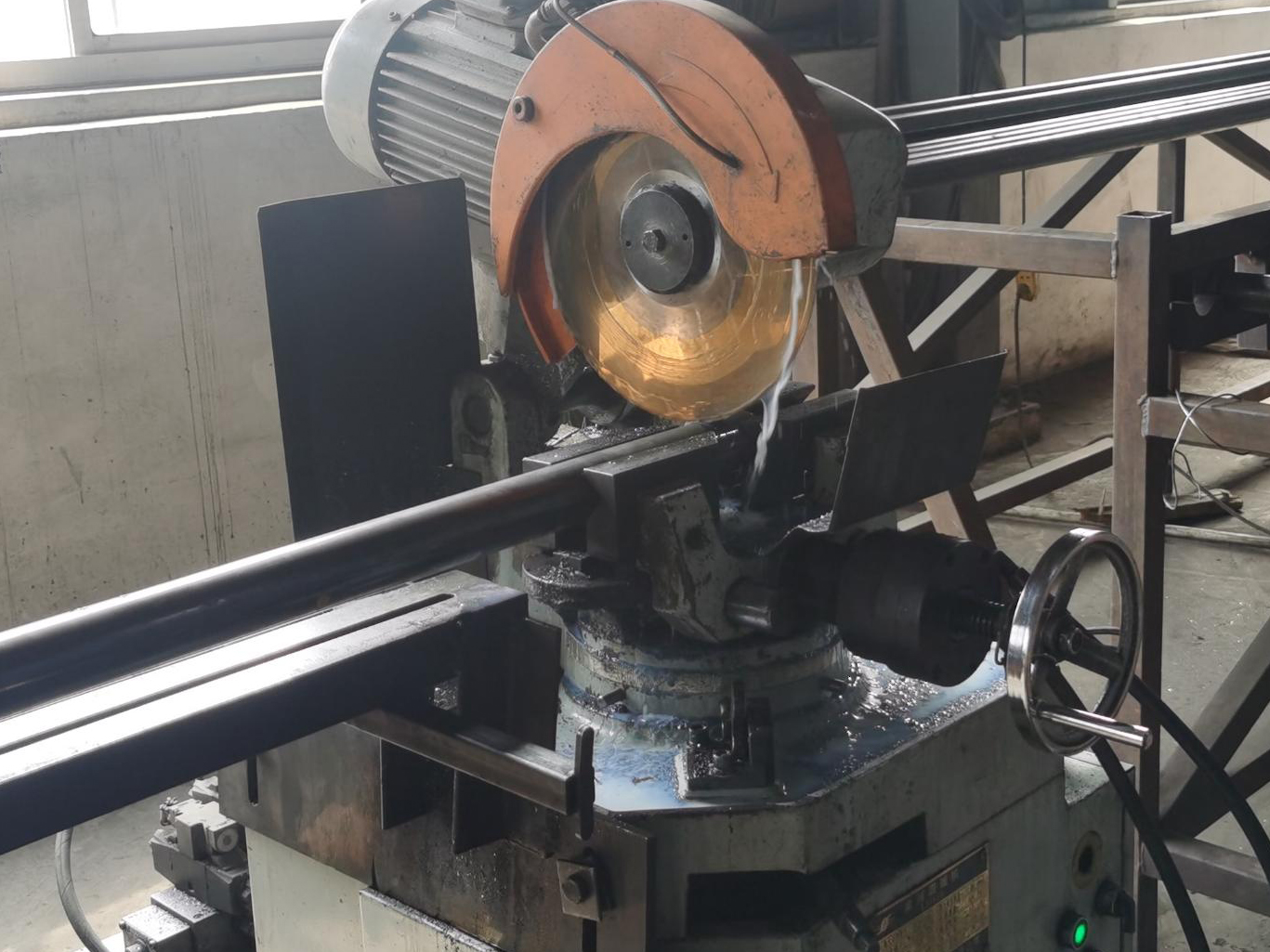 coupe de tuyaux en acier