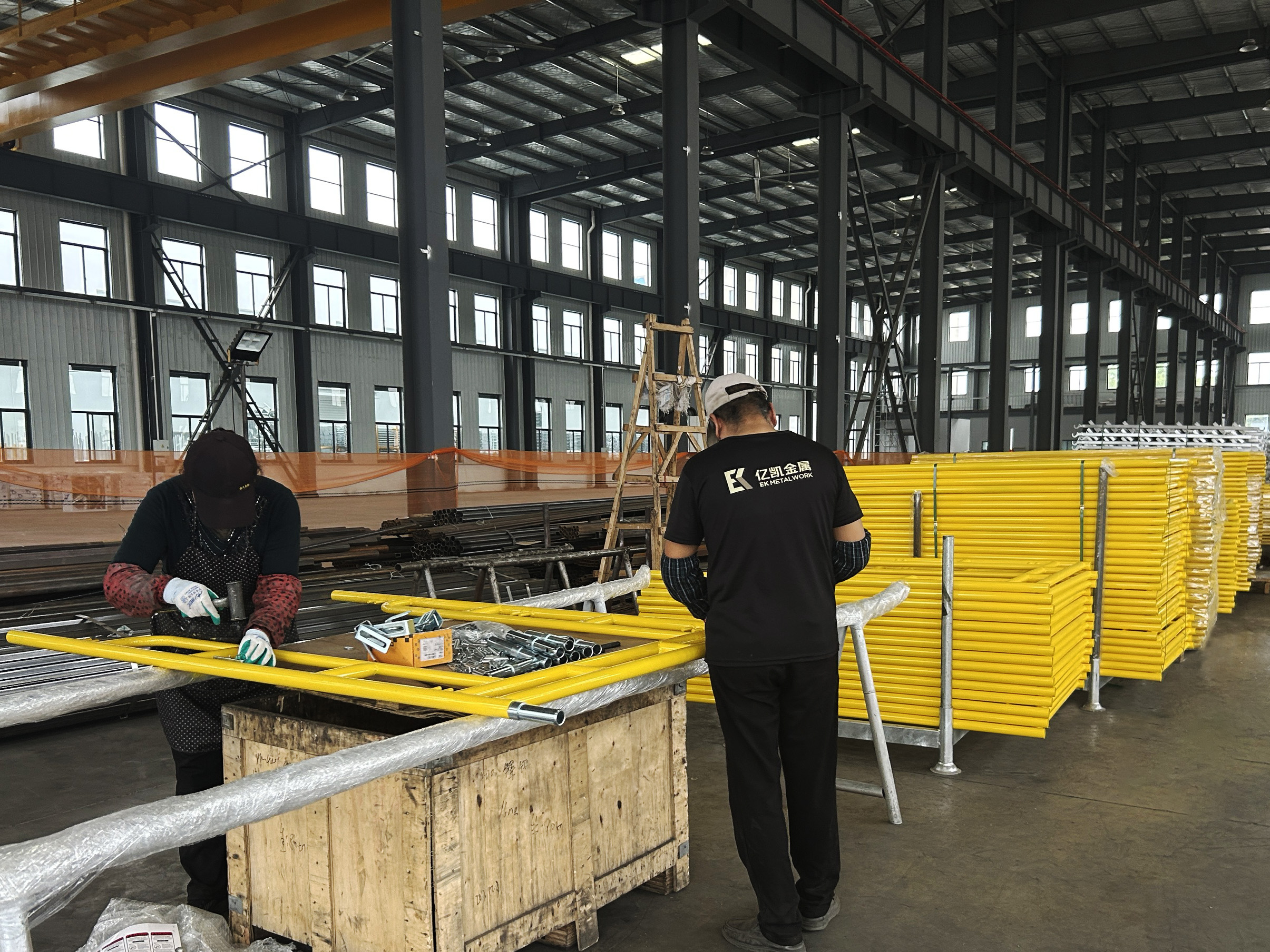 Marcher &agrave; travers les &eacute;chafaudages 