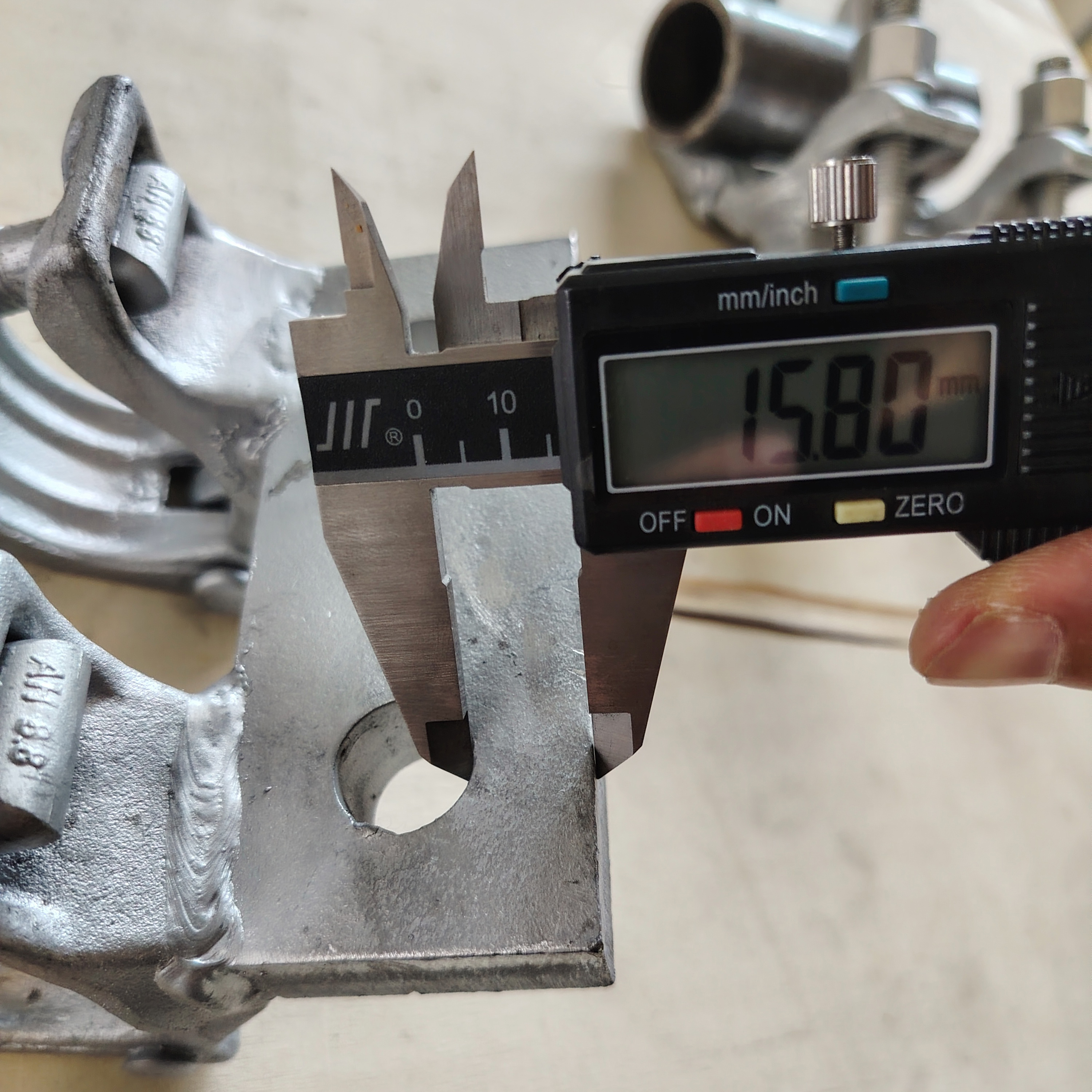 Base sur mesure Pince d'&eacute;chafaudage de forme sp&eacute;ciale 