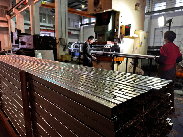 Machine &agrave; percevoir en planche en acier