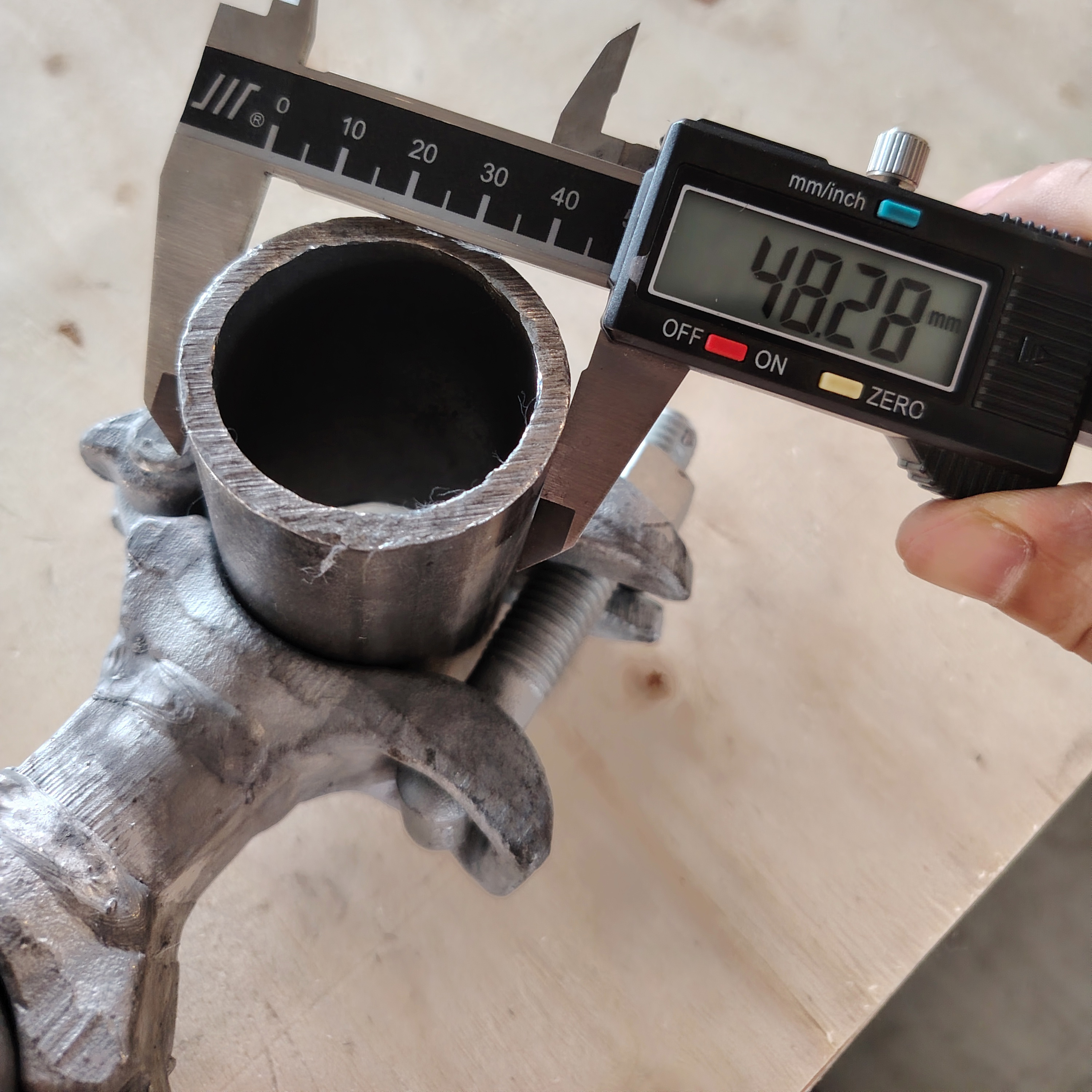 Coupleur de distance pour pince d'&eacute;chafaudage de forme sp&eacute;ciale - 98 mm 