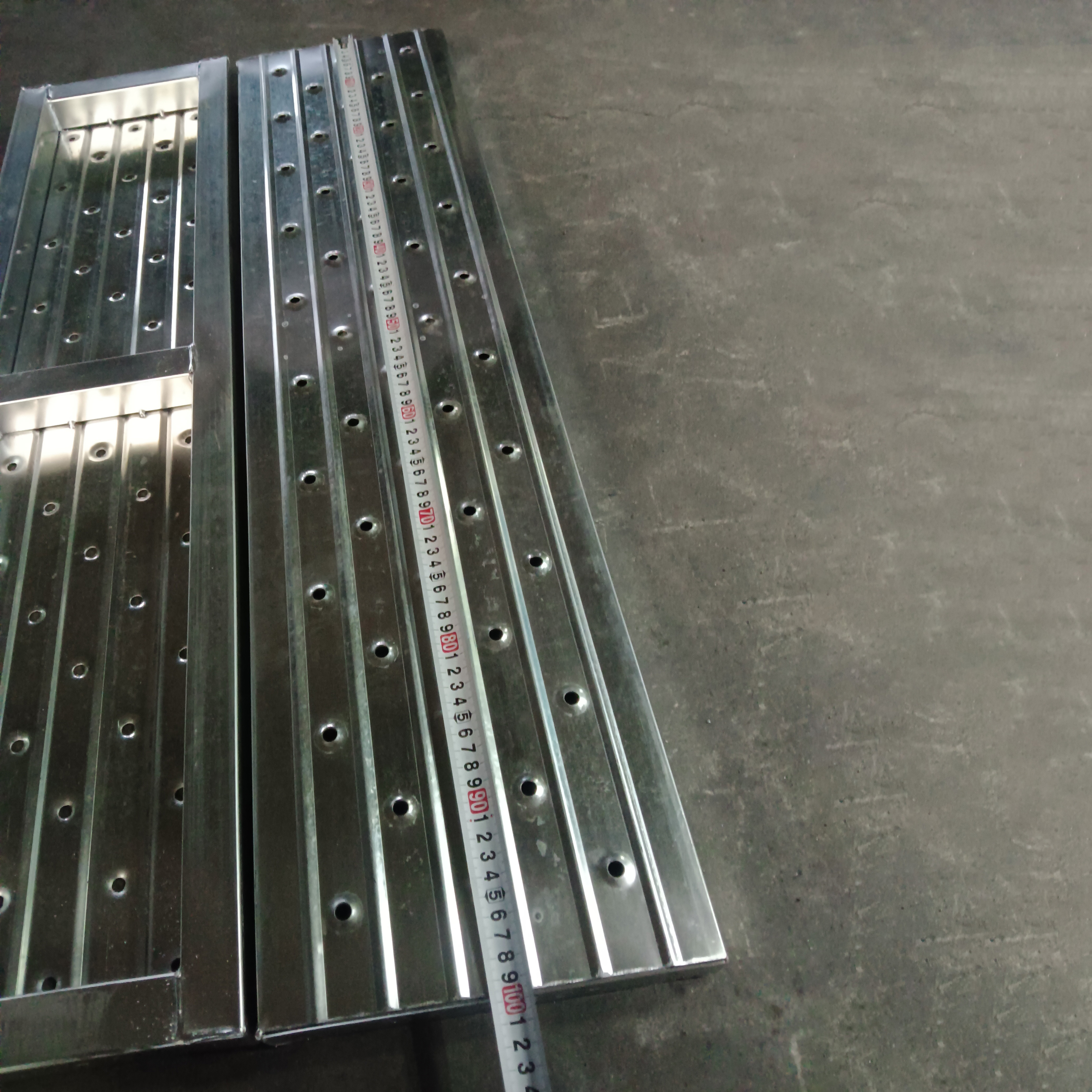 Planche en acier ferm&eacute;e de 1,0 m